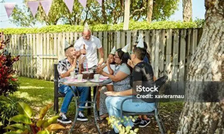 Momen Perayaan Ulang Tahun Suasana perayaan ulang tahun yang hangat