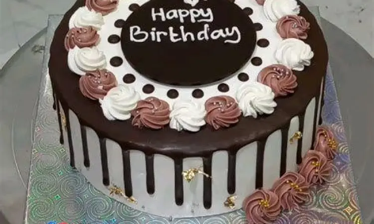 Kue Ulang Tahun Modern Kue ulang tahun dengan dekorasi minimalis