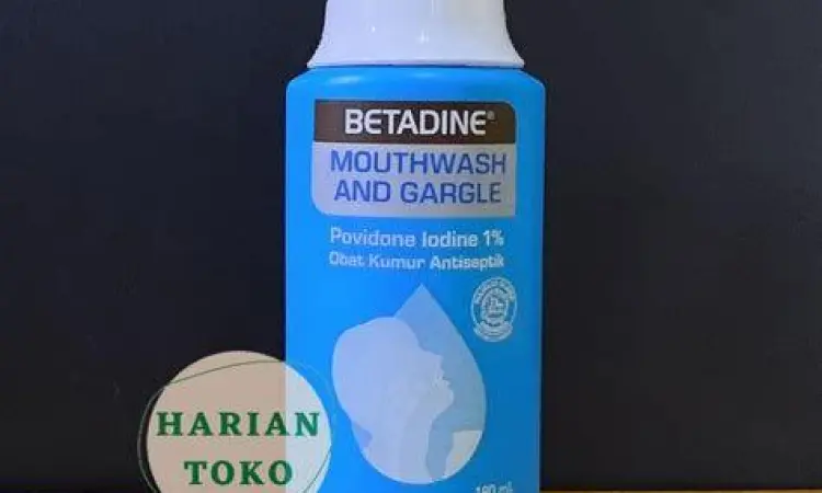 Botol obat kumur antiseptik untuk membantu meredakan radang gusi