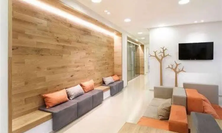 Interior ruang tunggu klinik kesehatan yang modern dan bersih