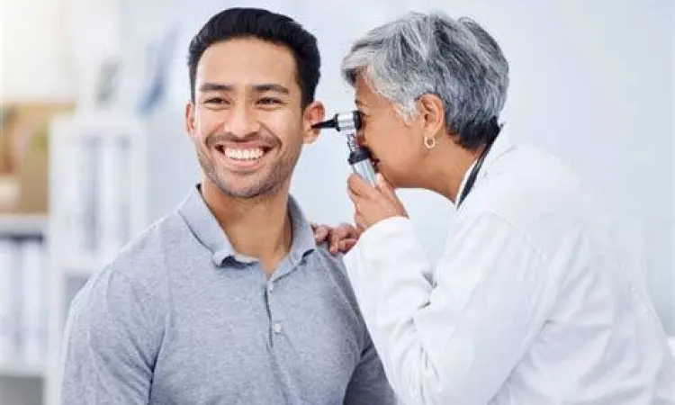 Seorang dokter sedang berdiskusi dengan pasien mengenai hasil pemeriksaan