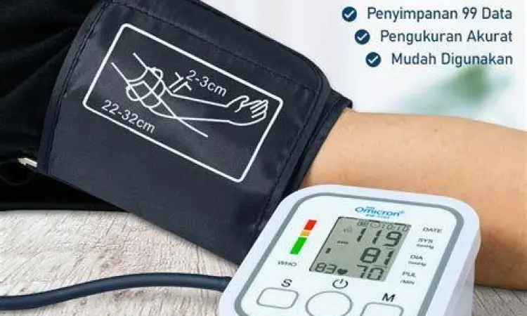 Monitor Tekanan Darah Pemeriksaan tekanan darah menggunakan tensimeter digital