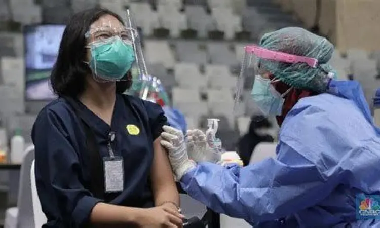 Proses pemberian vaksinasi COVID-19 oleh tenaga medis