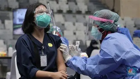 Vaksinasi COVID-19 Proses pemberian vaksinasi COVID-19 oleh tenaga medis