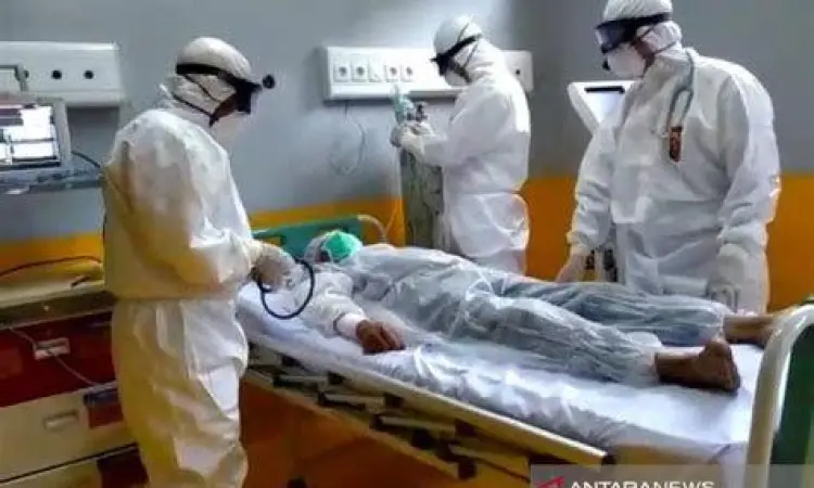 Tenaga medis menggunakan APD lengkap di rumah sakit