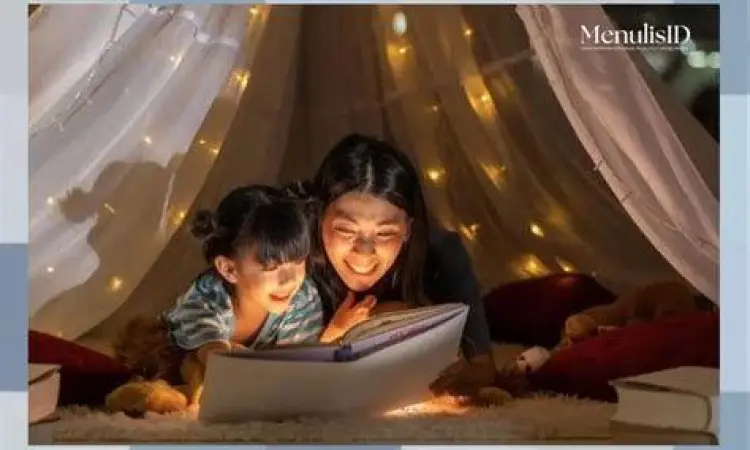 Anak kecil tersenyum mendengarkan dongeng