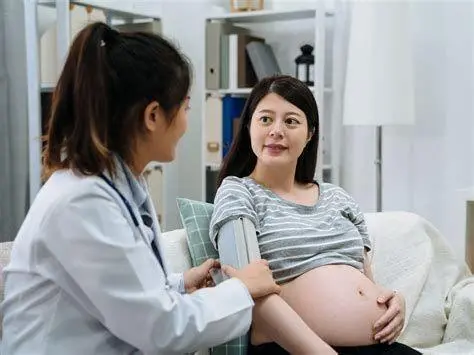 Konsultasi Medis Kehamilan Seorang wanita berkonsultasi dengan dokter setelah hasil tes positif