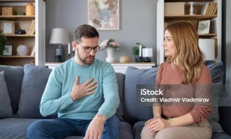 Deep Talk Pasangan Pasangan sedang melakukan deep talk di malam hari