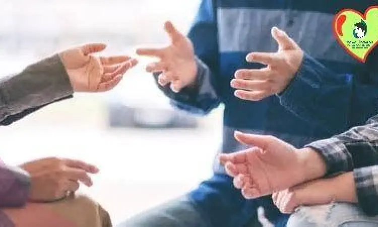 Empati dalam Deep Talk Dua orang teman sedang berbicara serius dengan penuh empati