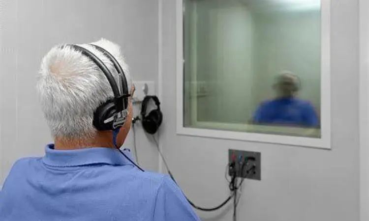 Proses tes audiometri untuk menentukan tingkat tuna rungu