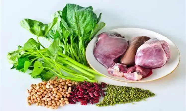 Aneka makanan kaya zat besi seperti daging merah dan bayam