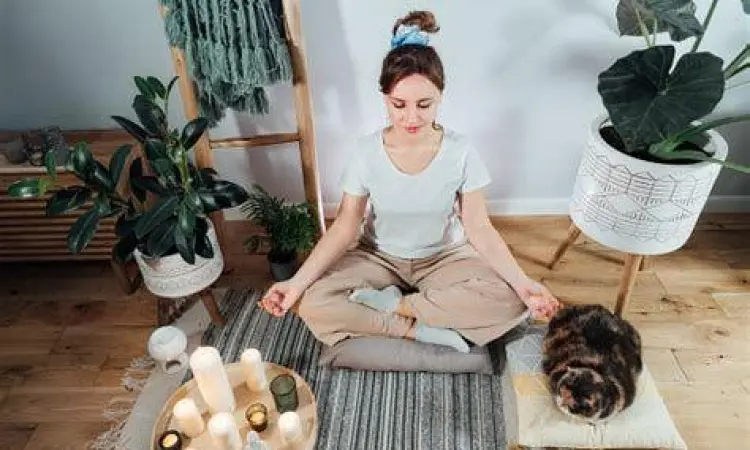 Seorang wanita melakukan meditasi ringan di rumah