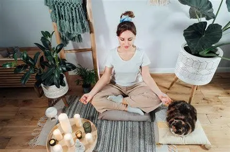 Meditasi sebagai Me Time Seorang wanita melakukan meditasi ringan di rumah