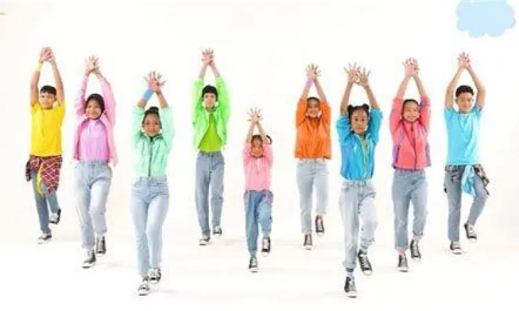 Anak-anak melakukan senam irama lokomotor