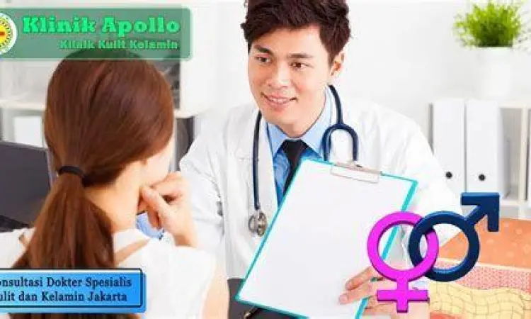 Konsultasi Dokter Kulit Dokter kulit memberikan penjelasan kepada pasien