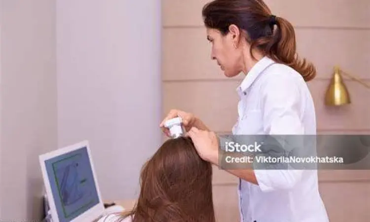 Pemeriksaan kulit menggunakan dermatoskop oleh dokter