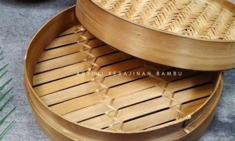 Proses Pengukusan Dimsum Dimsum matang di dalam kukusan bambu