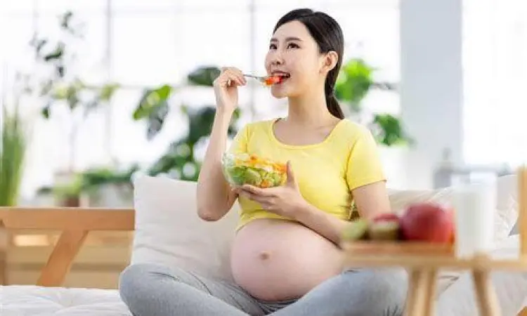 Kombinasi makanan bergizi seimbang dengan susu untuk ibu hamil