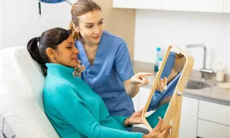 Pasien berdiskusi dengan dokter mengenai prosedur bedah