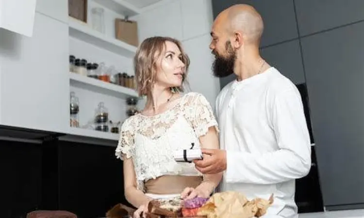 Pria memasak makan malam untuk pasangannya