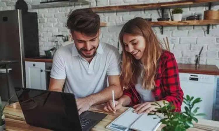 Kolaborasi dan Pelayanan Pasangan berdiskusi merencanakan masa depan