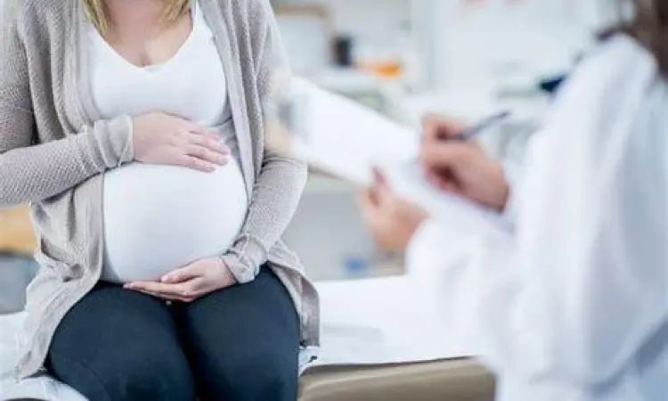 Dokter obgyn menjelaskan hasil pemeriksaan kepada pasien