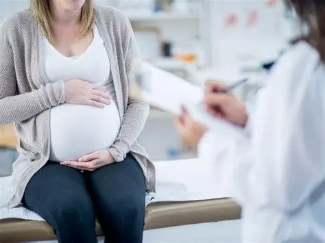 Konsultasi Dokter Obgyn Dokter obgyn menjelaskan hasil pemeriksaan kepada pasien