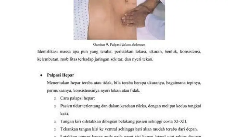 Dokter melakukan pemeriksaan fisik pada perut pasien