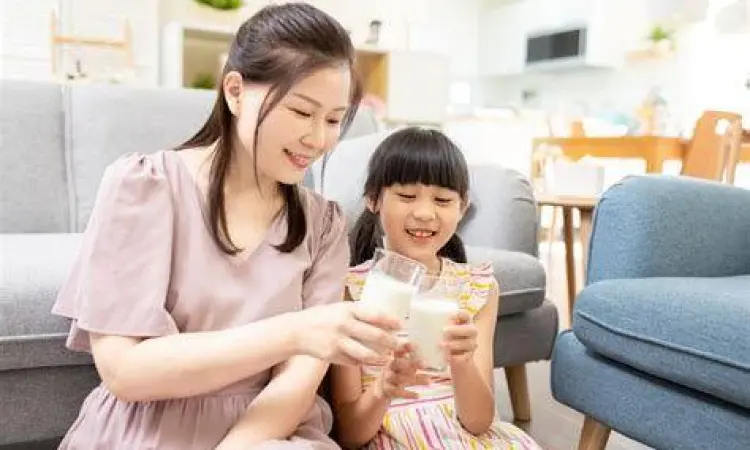 Orang yang sedang menikmati segelas susu untuk kesehatan