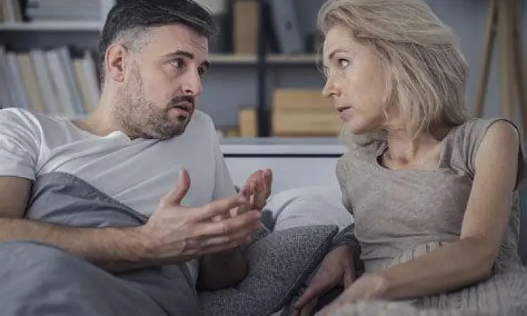 Pasangan berdiskusi mencari solusi konflik