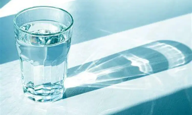 Segelas air putih untuk menghidrasi tubuh