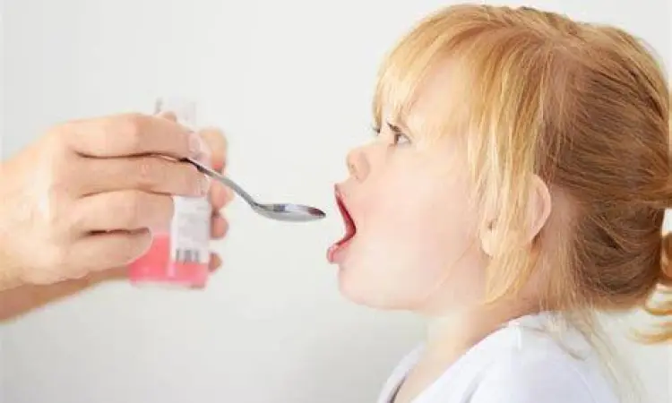 Ibu memberikan obat sirup pada anak