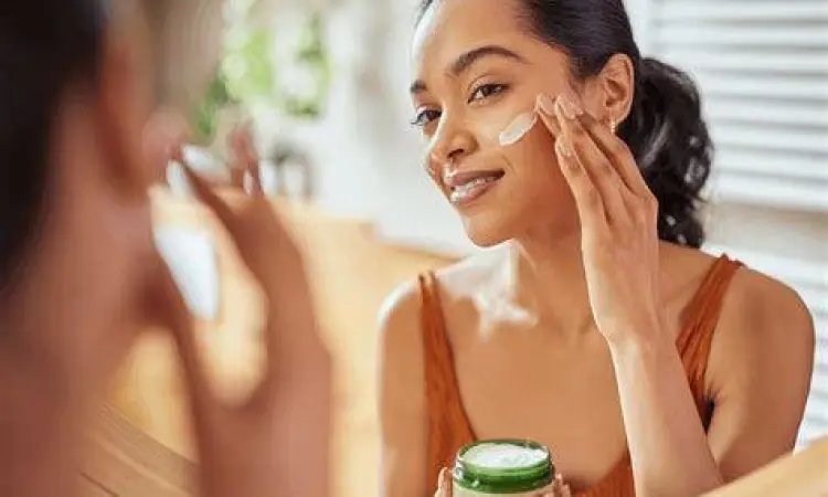 Langkah Terakhir Moisturizer Mengunci hidrasi dengan moisturizer malam