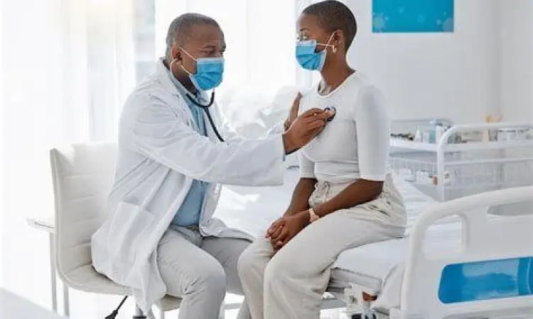 Dokter memberikan resep obat virus corona kepada pasien