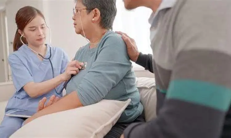 Seseorang sedang berkonsultasi dengan dokter mengenai batuk kronis