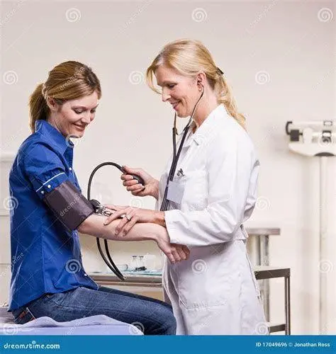 Monitoring Tekanan Darah Pemeriksaan tekanan darah oleh dokter