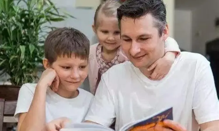 Teknik Mendongeng Ekspresif Orang tua menunjukkan ekspresi lucu saat mendongeng untuk anaknya