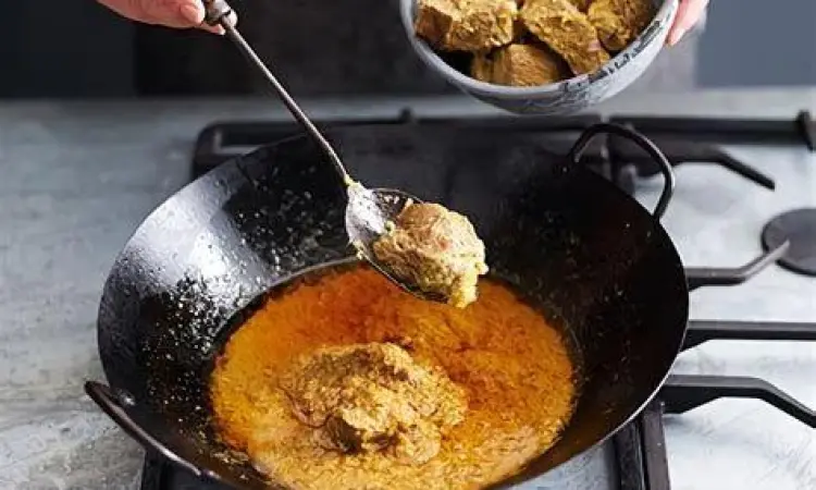 Proses Memasak Rendang Proses memasak rendang dari tahap gulai ke kalio