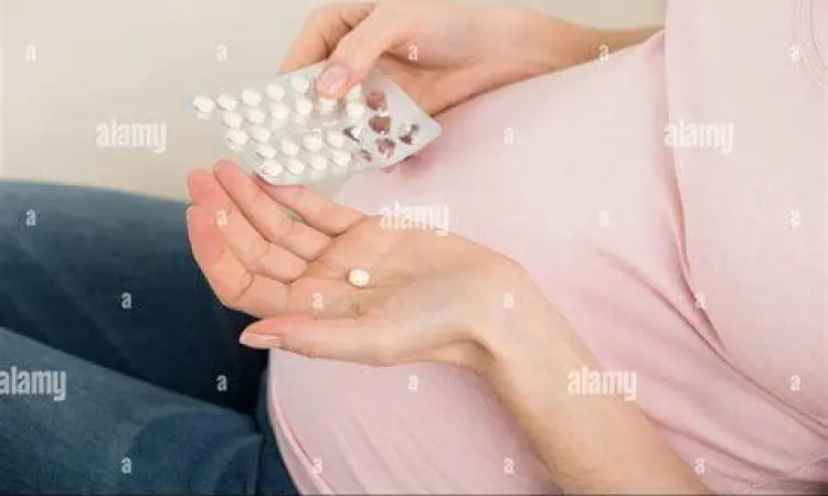 Ibu hamil mengonsumsi suplemen vitamin prenatal