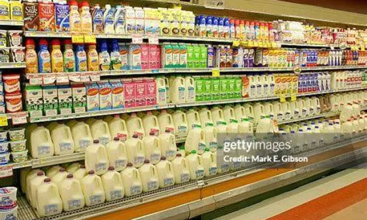 Berbagai produk susu di rak supermarket