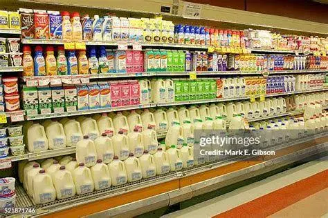 Memilih produk susu di supermarket Berbagai produk susu di rak supermarket
