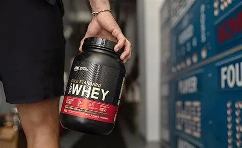 Latihan Beban untuk Massa Otot Seseorang sedang berlatih beban di gym