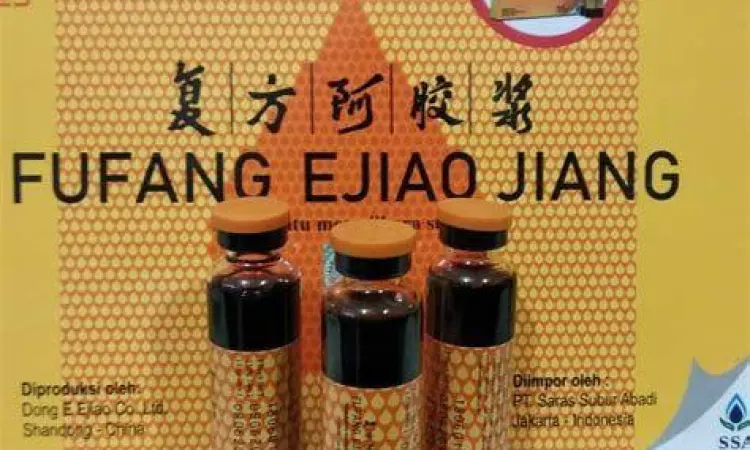 Cara menuang Fufang Ejiao Jiang ke dalam gelas
