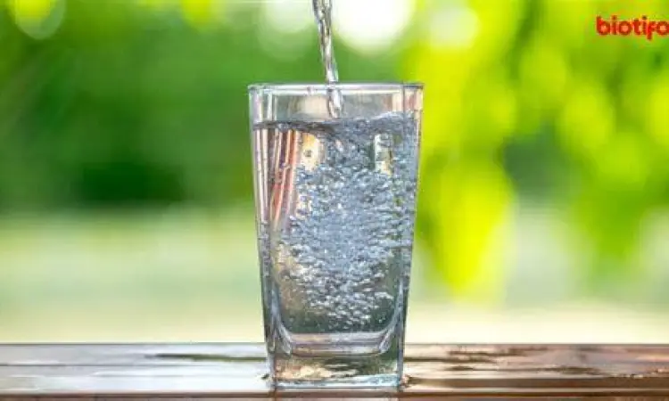 Segelas air hangat dengan uap tipis