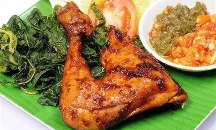 Penyajian Ayam Bakar Lengkap Sajian ayam bakar lengkap dengan sambal dan lalapan