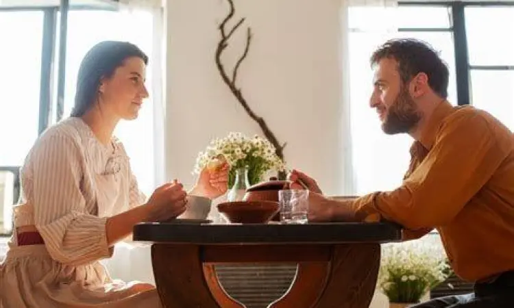 Komunikasi Pernikahan Pasangan suami istri berdiskusi dengan tenang