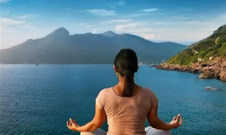 Wanita melakukan meditasi untuk ketenangan pikiran