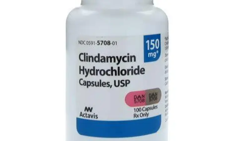 Kapsul clindamycin dalam botol obat