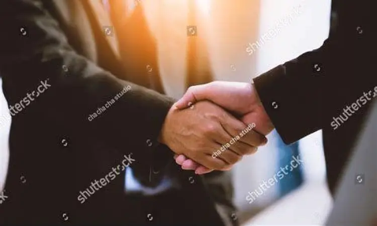 Jabat tangan profesional sebagai simbol first impression