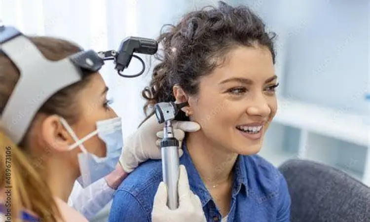 Audiologis melakukan pemeriksaan pendengaran pada pasien